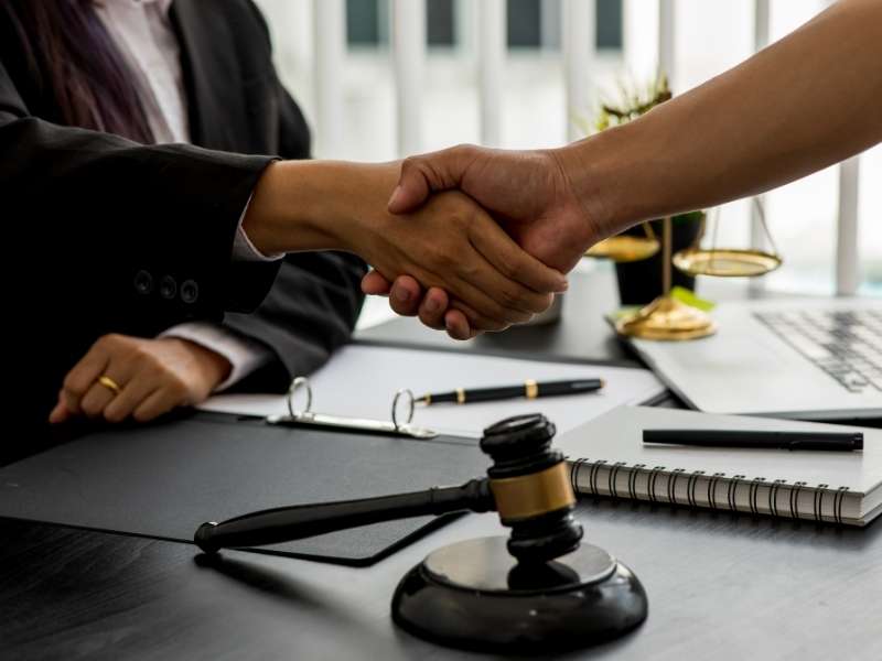 Hakkımda ceza davası açıldı; avukat tutmak zorunda mıyım?